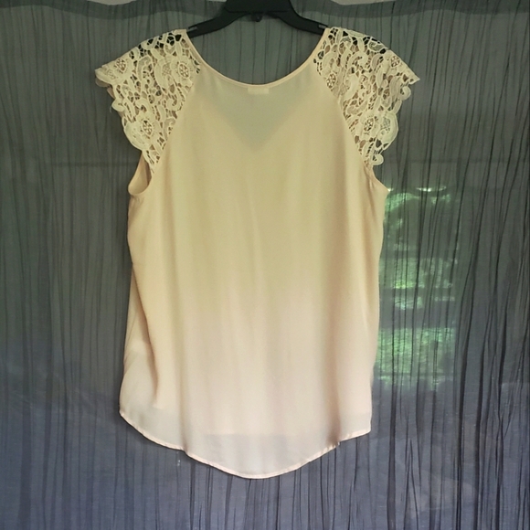 Beautiful chiffon like blouse, with lace cap sleeves. NWOT - Picture 3 of 5